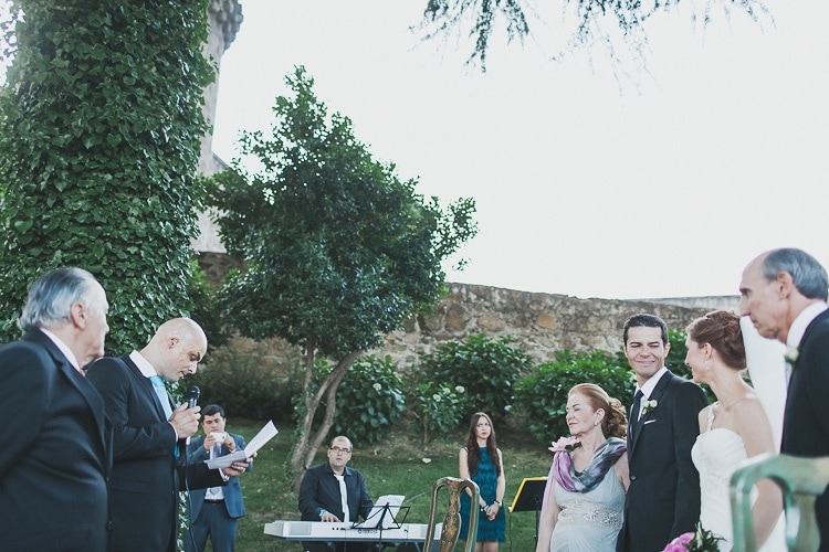 involved friends ceremony wedding parador Spain
