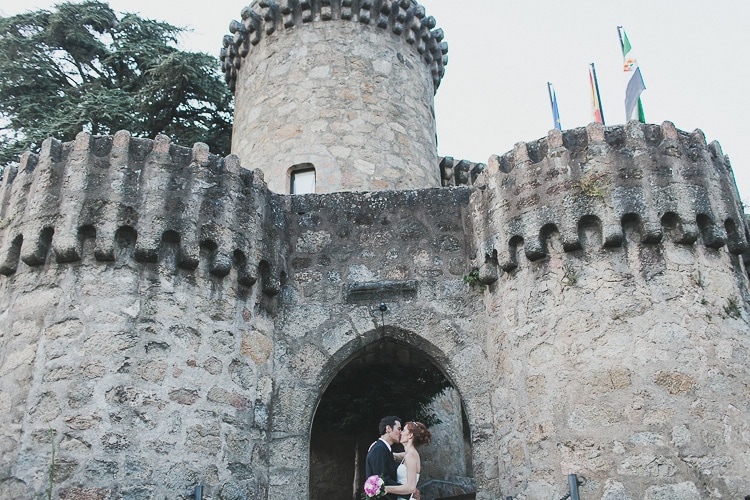 kiss the bride romantic photos castle wedding parador Spain