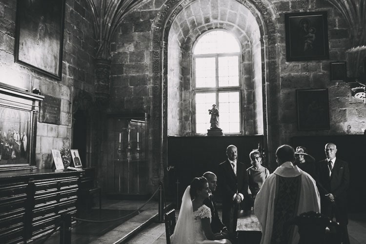 intimate moment of wedding lisbon monastery jeronimos