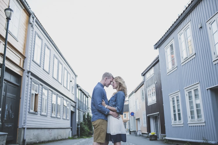 trondheim wedding photographer with a couple in love and the wood houses over the river nidelva in Norway destination photographer jesuscaballero.com
