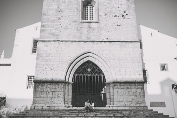 faro wedding photographer with a couple in love for the downtown of faro, portugal, in Algarve as destination photographer jesuscaballero.com