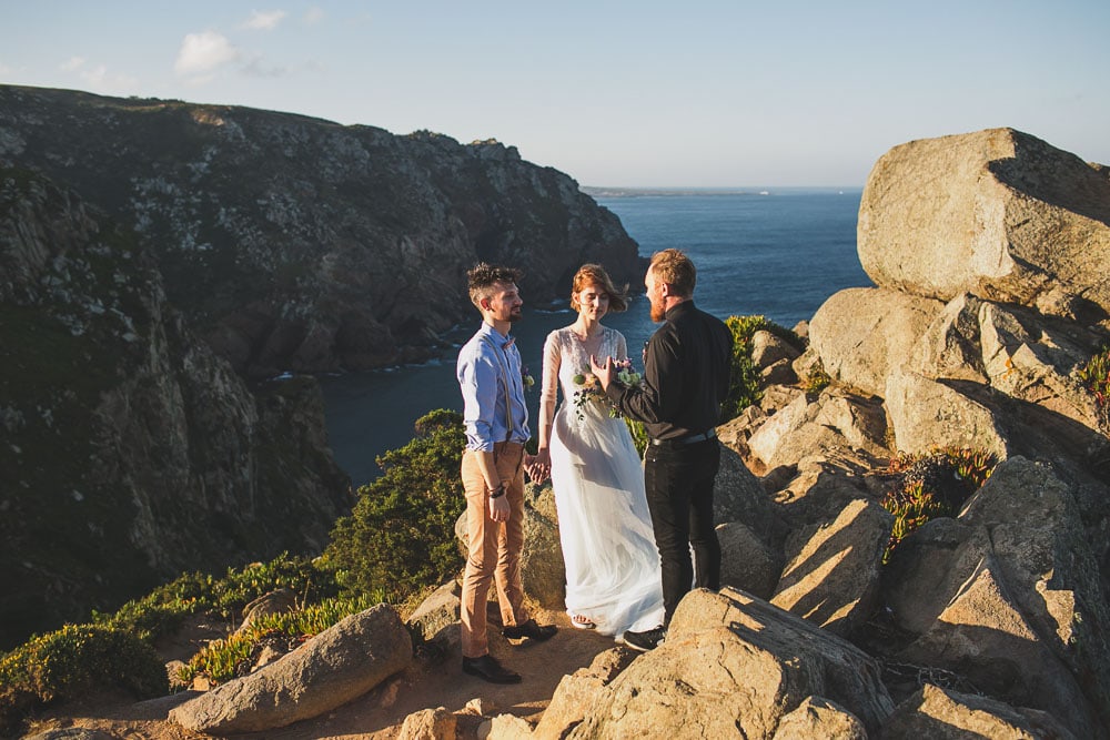 elopement ceremony in cliffs in cabo da roca cape