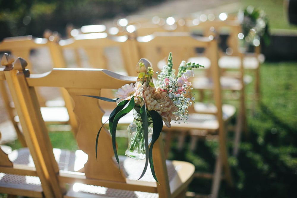 natural flowers decoration in quinta santa ana portugal #aisle #naturalflowers #sintraphotographer #portugalphotographer #quintasantana #vineyard #vineyardwedding #outdoorceremony