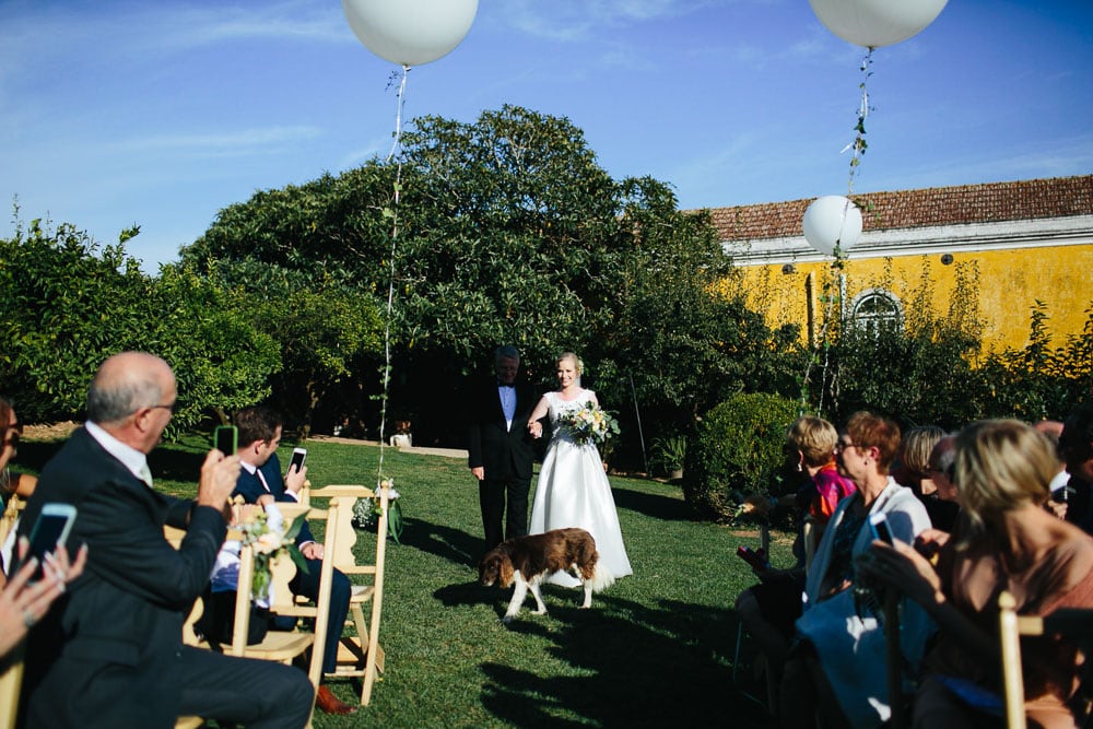 bride and dog walking down aisle #bride #smallwedding #vineyard #balloons #portugalphotographer #quintasantana #vineyard #vineyardwedding #outdoorceremony