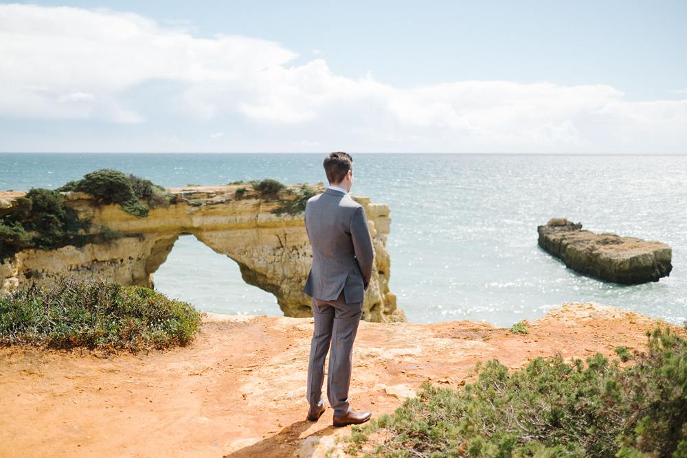 groom waiting for the firstlook at cliffs in algarve www.jesuscaballero.com