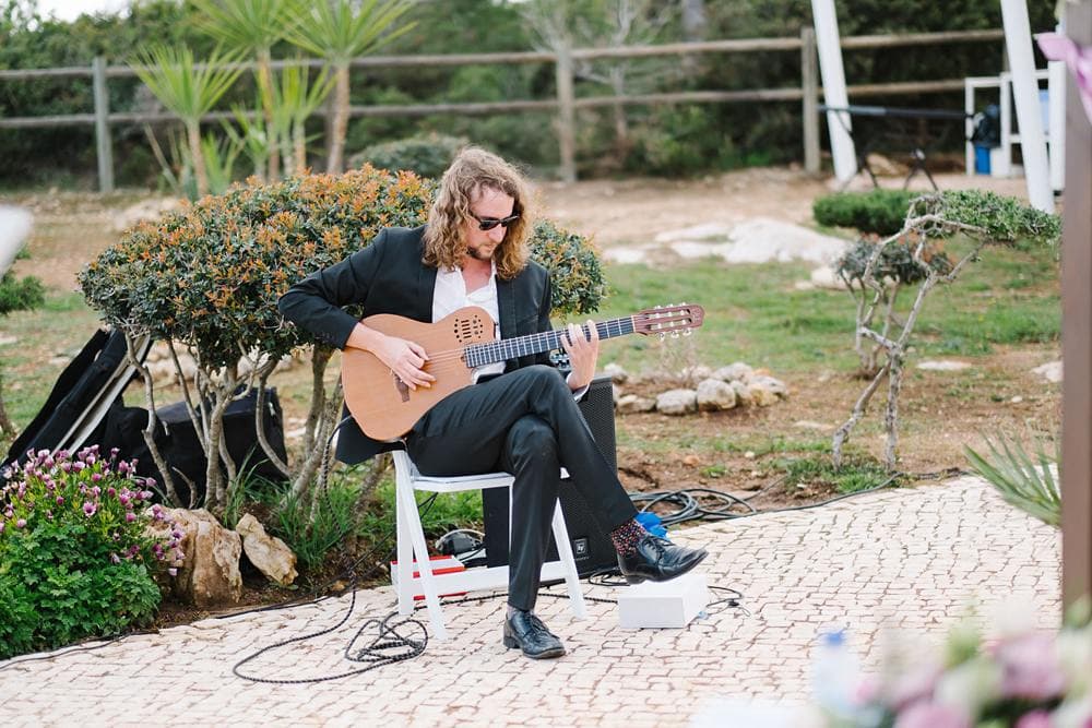 guitar player during a wedding in Algarve