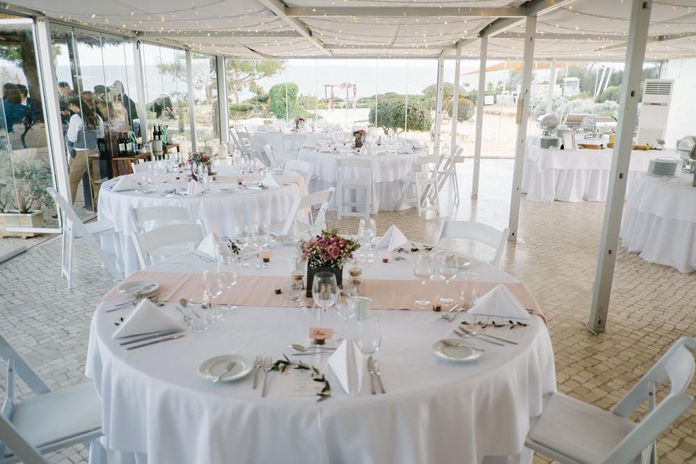 white tables decoration wedding Suites alba resort www.jesuscaballero.com