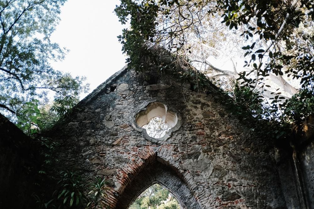 chapel ruins in Monserrate palace Sintra #sintrawedding #outdoorwedding #sintraelopement #portugalphotographer jesuscaballero.com