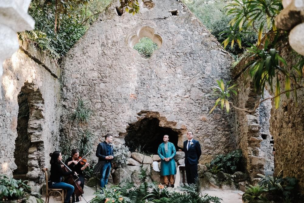 ceremony chapel ruins in Monserrate palace Sintra #sintrawedding #outdoorwedding #sintraelopement #portugalphotographer jesuscaballero.com
