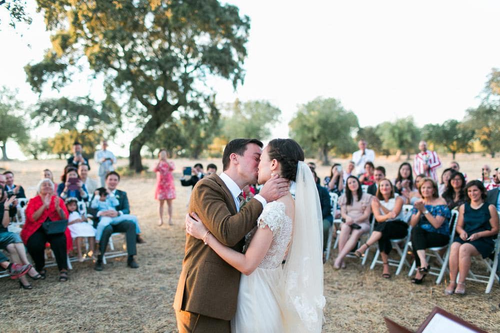 first kiss during rustic wedding in Alentejo