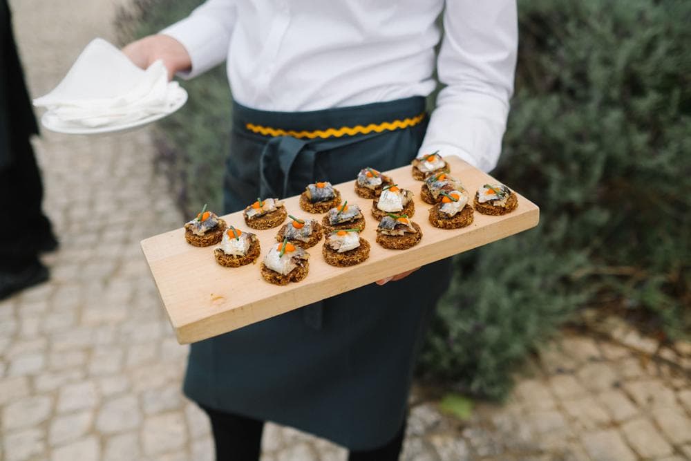 appetisers at countryside wedding #appetisers #woodenplates #rusticwedding #quintadesantanawedding #vineyardwedding #quintadesantanadogradil