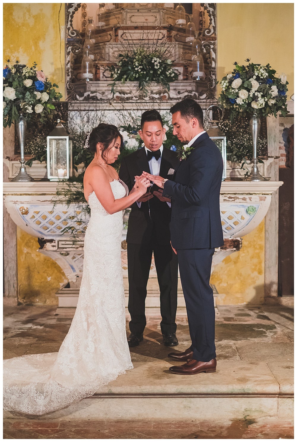 rings and vows of bride and groom at the aisle intimate wedding at Quinta My vintage #brideandgroom #vows #weddingceremony #sintrawedding #quintamyvintagewedding #aisle