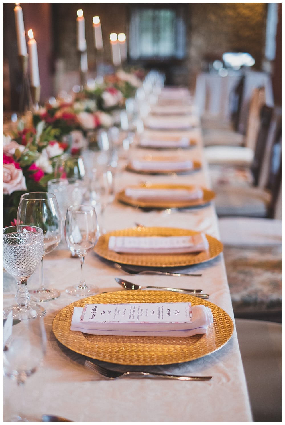 wedding table decoration with natural pink and red roses rooms Quinta Vintage for rustic wedding #rusticwedding #weddingtable #weddingflowers #weddingroses #weddingredroses #weddingdecoration #bohowedding #intimatewedding #sintrawedding #rainywedding #quintamyvintagewedding