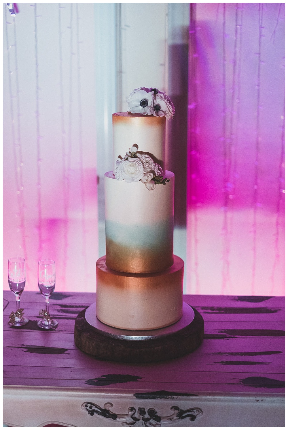 wedding cake by Migalha doce for elegant wedding in Quinta Vintage #weddingcake #migalhadoce #elegantcake #weddingtable #weddingdecoration #bohowedding #intimatewedding #sintrawedding #rainywedding #quintamyvintagewedding