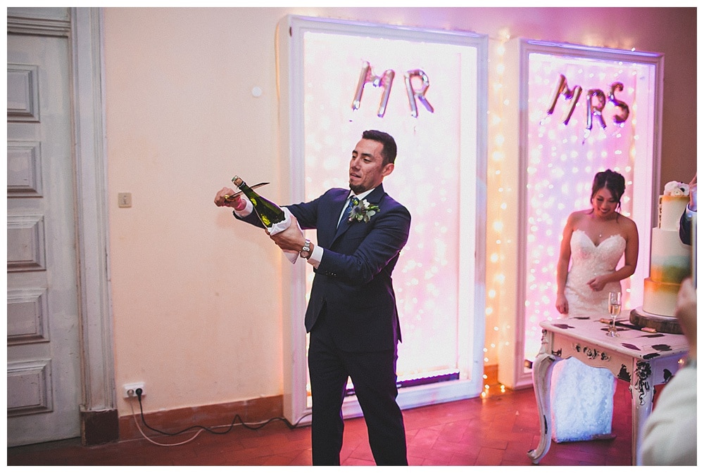 bride groom saber champagne toast for elegant wedding in Quinta Vintage #toast #champagne #saberchampagne #elegantcake #weddingtable #weddingdecoration #bohowedding #intimatewedding #sintrawedding #quintamyvintagewedding