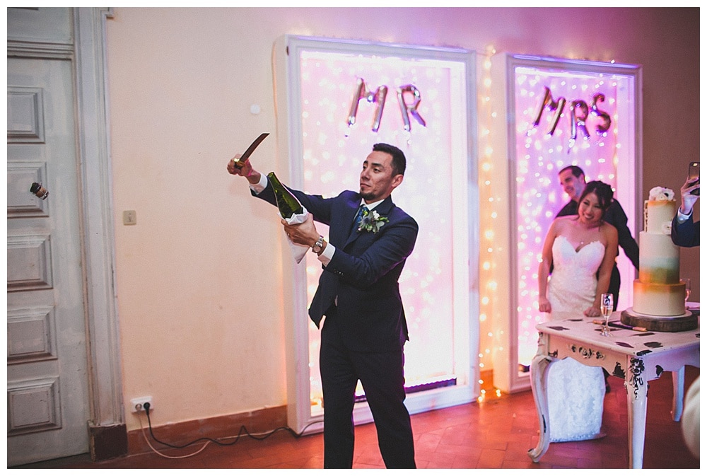 bride groom saber champagne toast for elegant wedding in Quinta Vintage #toast #champagne #saberchampagne #elegantcake #weddingtable #weddingdecoration #bohowedding #intimatewedding #sintrawedding #quintamyvintagewedding