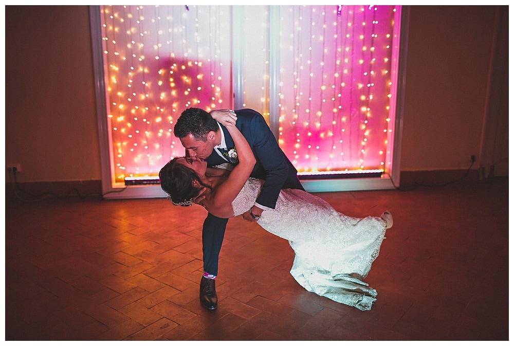 mr and mrs lights with bride and groom first dance Quinta Vintage #weddingcake #migalhadoce #weddinglights #firstdance #weddingdecoration #bohowedding #intimatewedding #sintrawedding #quintamyvintagewedding