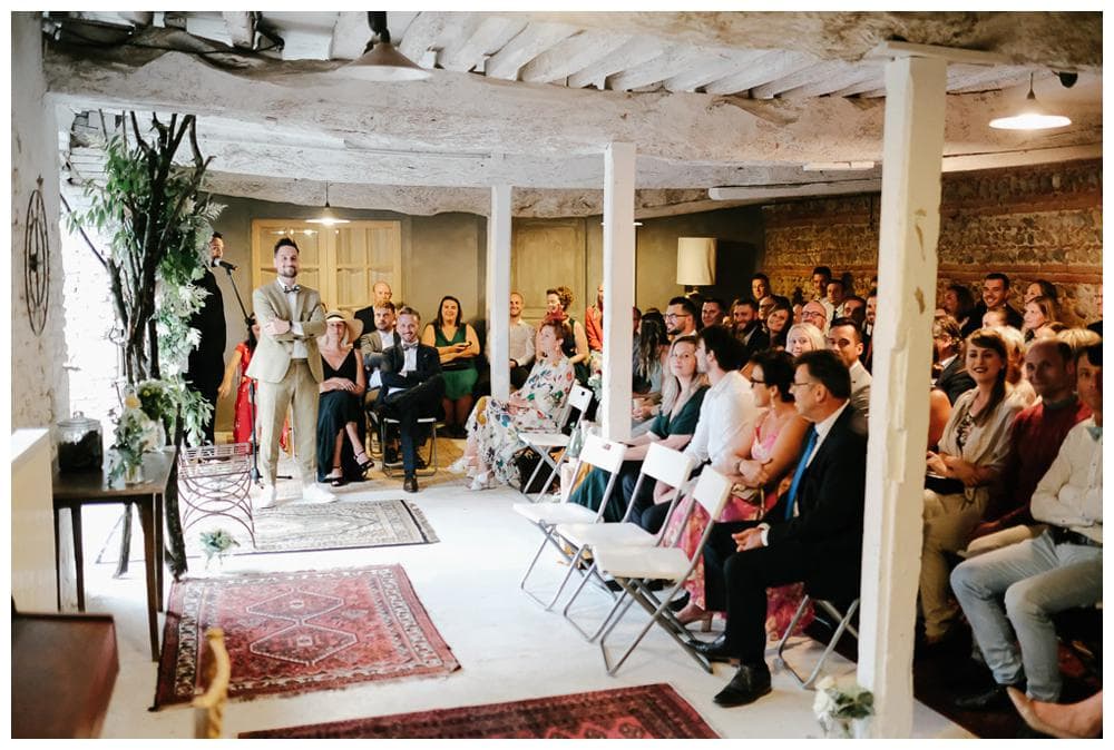 indoor ceremony during rainy wedding day in at Domaine du Beyssac #frenchwedding #rainywedding #rusticdecoration #unjoursingulier #rusticwedding #domainedubeyssac #indoorwedding #dordognephotographer