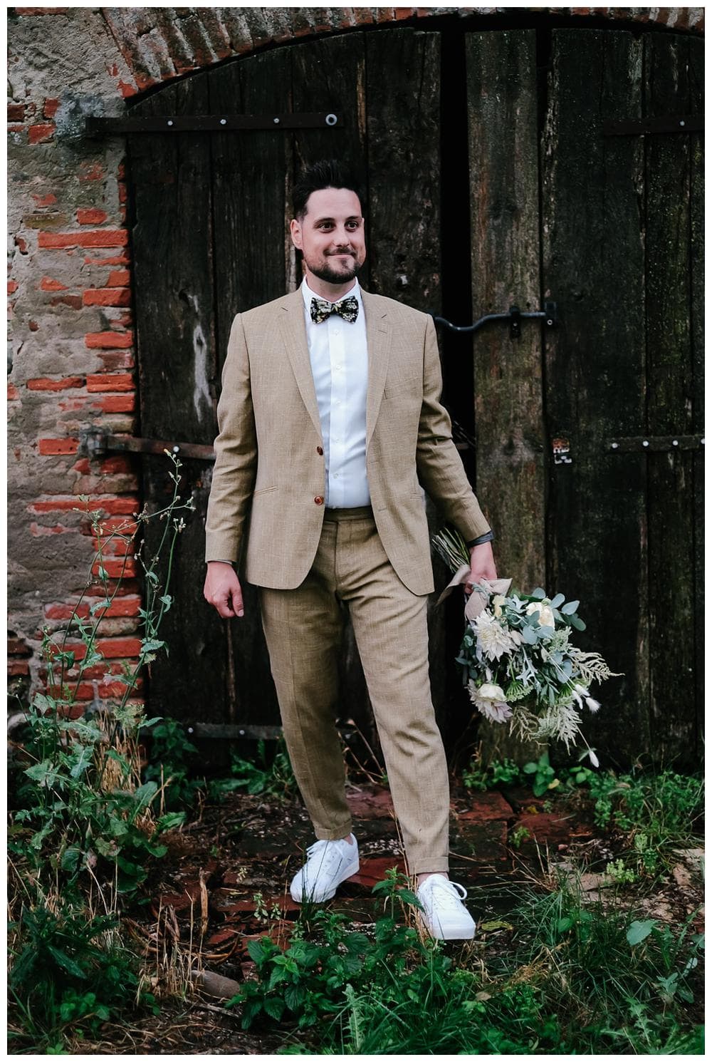 cafe costume groom suit for french wedding #cafecostume #frenchwedding #toulousewedding #rusticwedding #domainedubeyssac