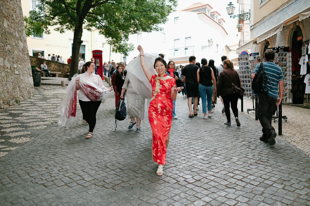red chinese dress in gremio palace lisbon wedding #reddress #chinesewedding #gremiopalace #bohemianwedding