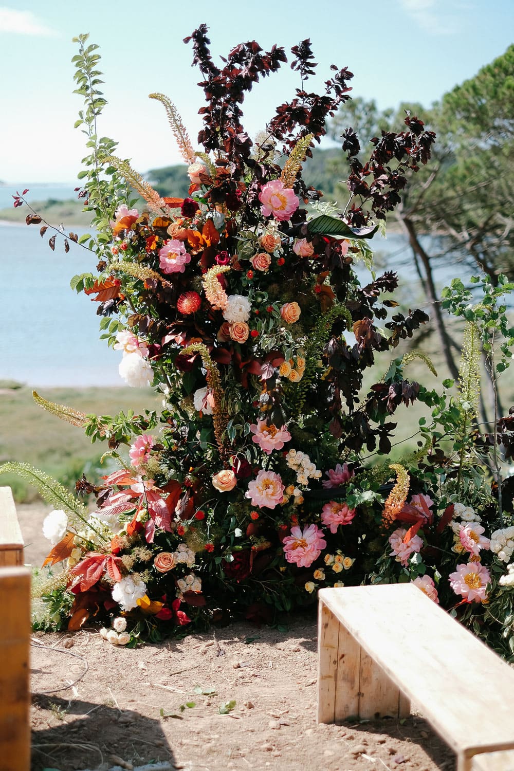 Asymmetrical ceremony Floral design based in Lisbon marta ivens ferraz #martaivensferraz #bridalbouquet #dsfloral #florist #weddingflowers #designerportugal