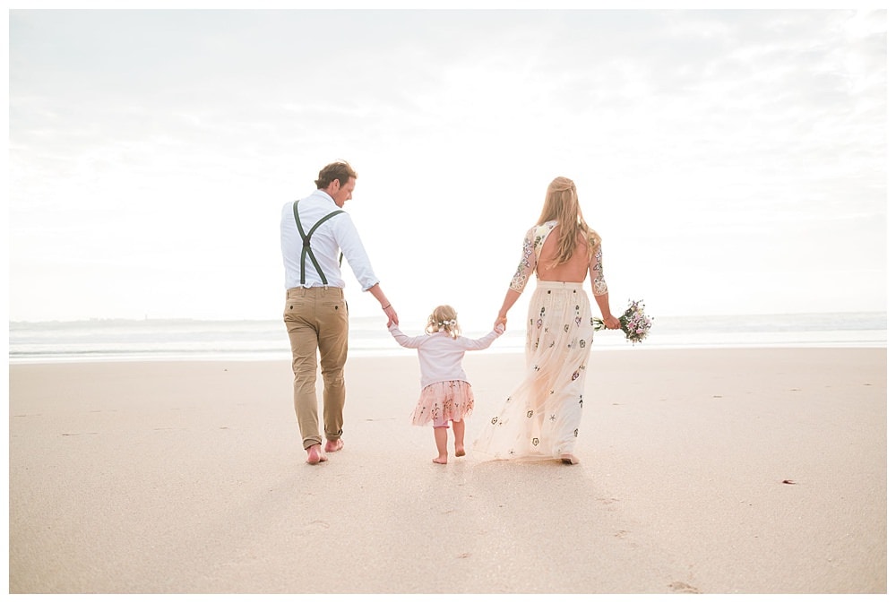 family picture at the sand beach with boho bride dress Beachy boho surf wedding in Peniche - Janet-Tom #beach #peniche #baleal #surf #beachwedding