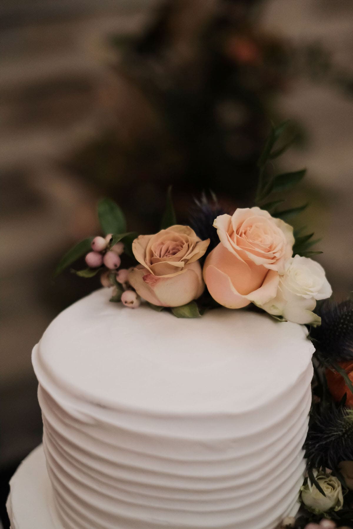 White buttercream icing cake with fresh flowers. Flavors almond dacquoise, crispy feuillantine and praline, and chocolate mousse #Whitebuttercream #icingcake #freshflowerscake #dacquoise #feuillantine