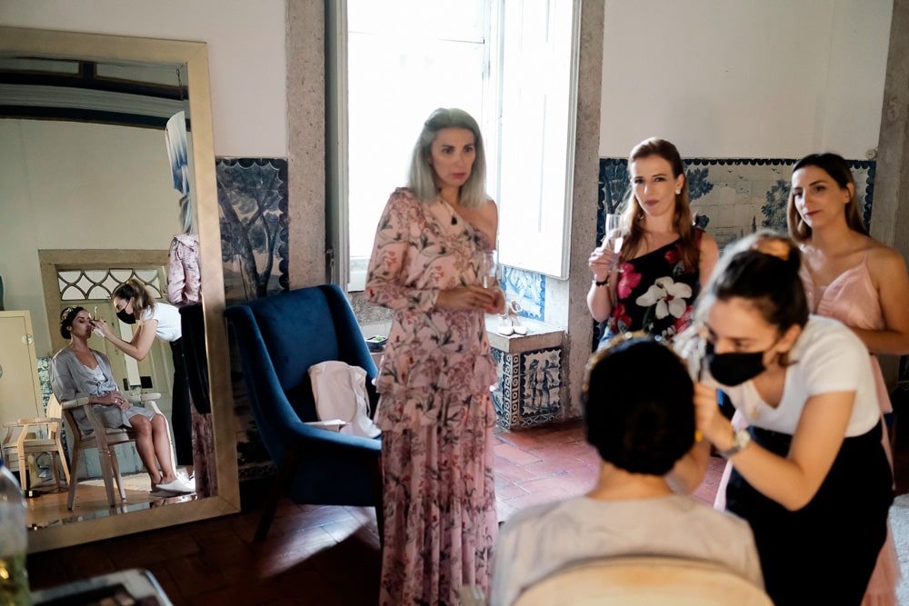 bridemaids with bride during getting ready