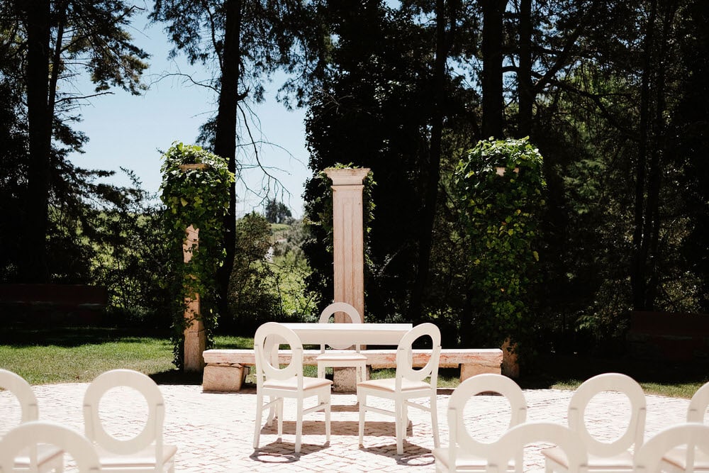 Aisle with columns for the ceremony at the quinta da Bichinha