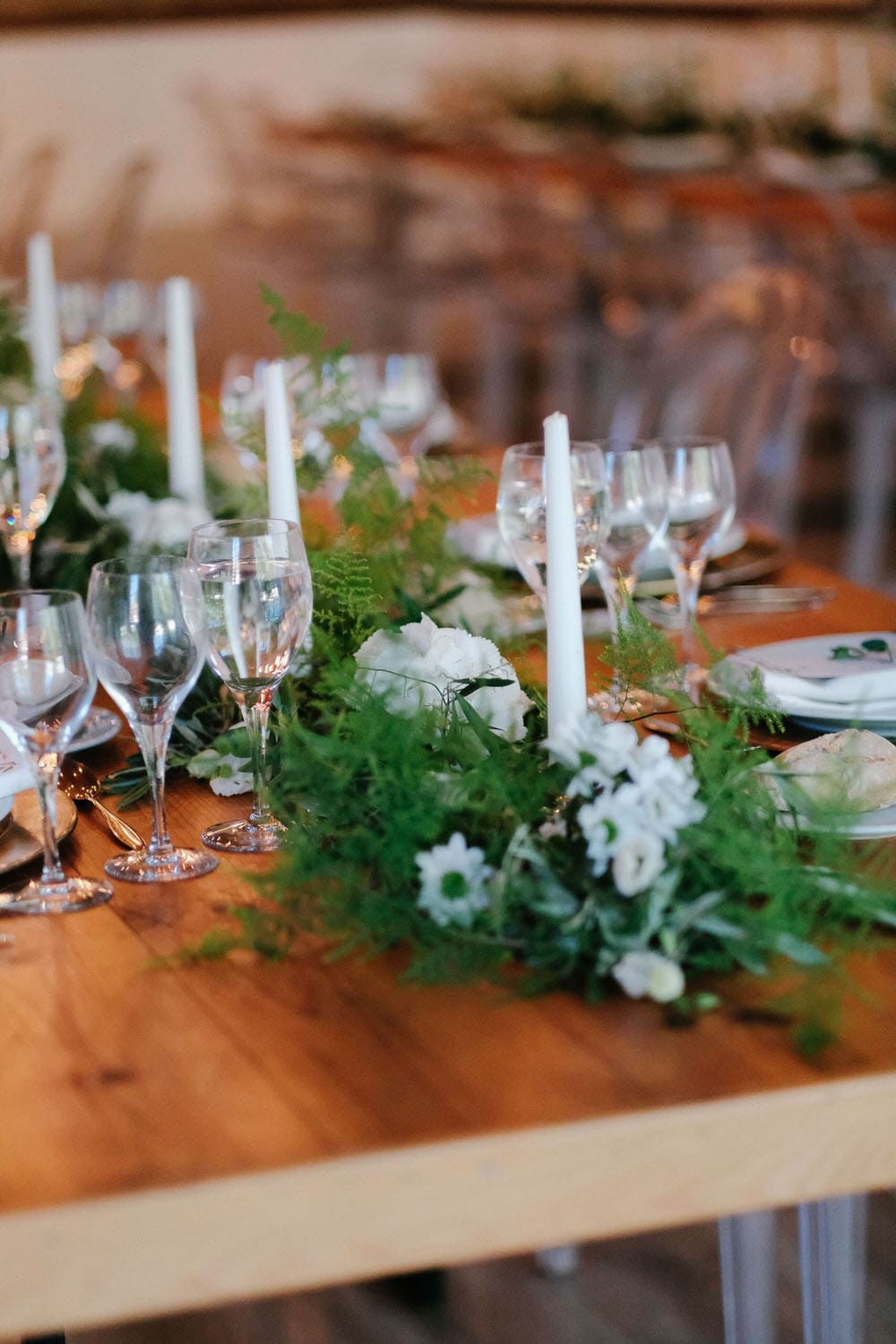 Close-up of the floral decoration and menu on the tables of the Quinta da Bichinha wedding hall