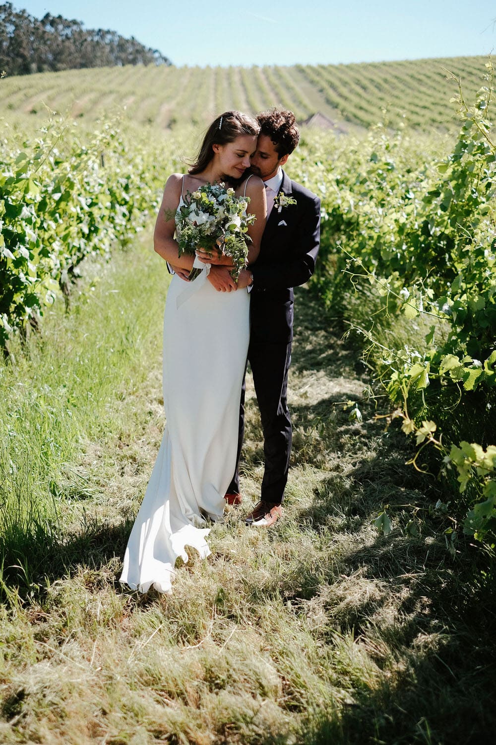 Candid portrait of the couple in the vineyard of the quinta da bichinha