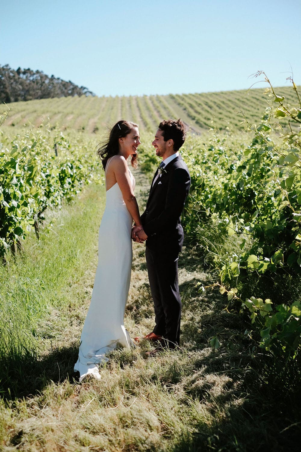 Candid portrait of the couple looking at each other in the vineyard of the quinta da bichinha