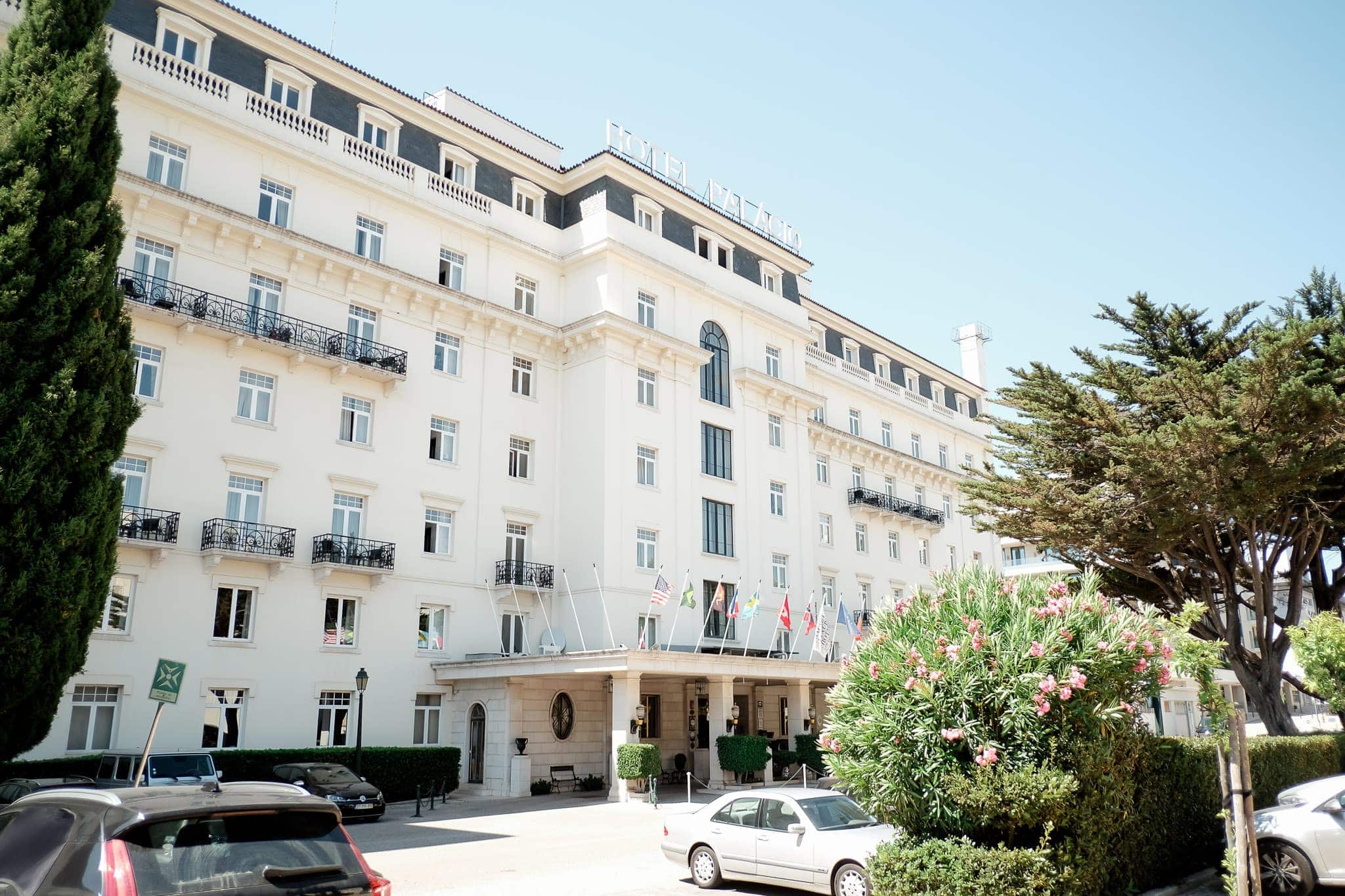 hotel palacio Estoril white facade close forte da cruz