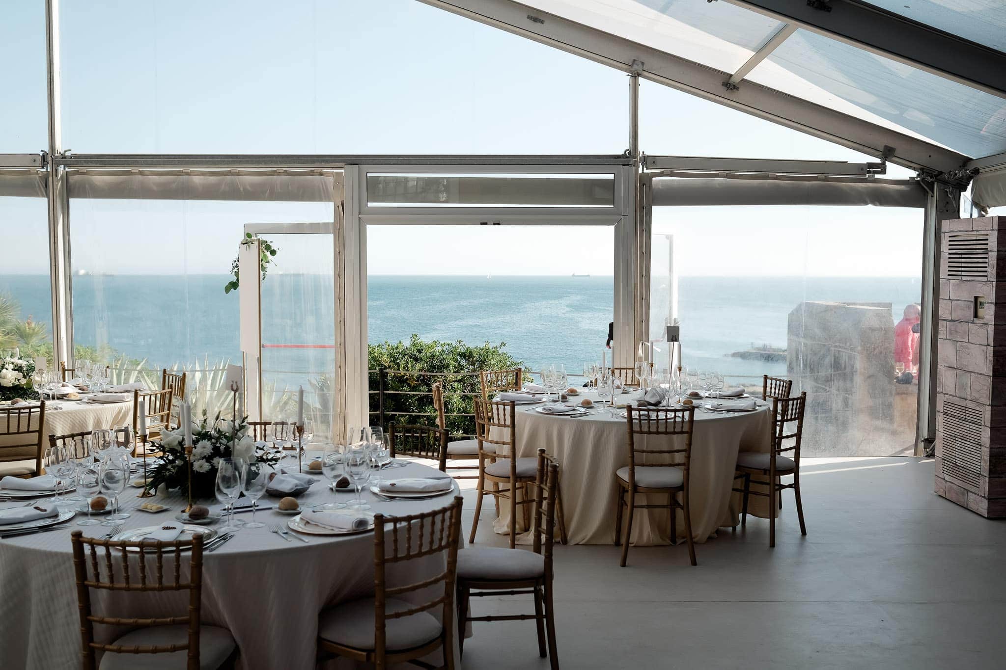 Forte da Cruz Wedding dinner tables decoration with the sea behind